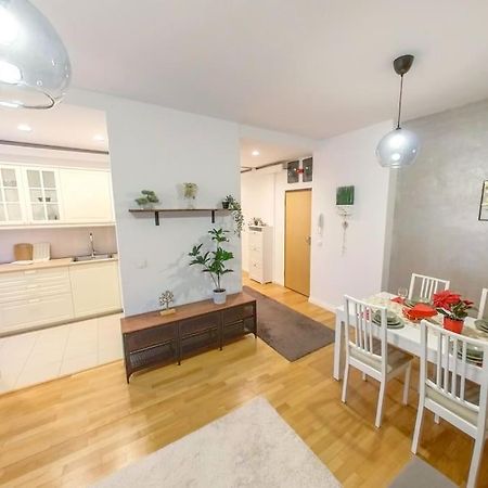 Old Town Spacious Apartment Bukares Bagian luar foto