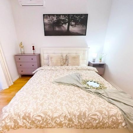 Old Town Spacious Apartment Bukares Bagian luar foto