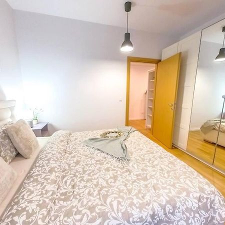 Old Town Spacious Apartment Bukares Bagian luar foto