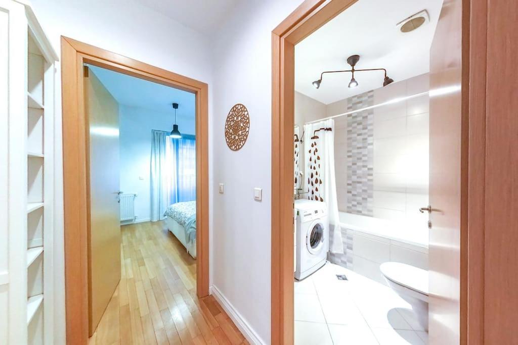 Old Town Spacious Apartment Bukares Bagian luar foto