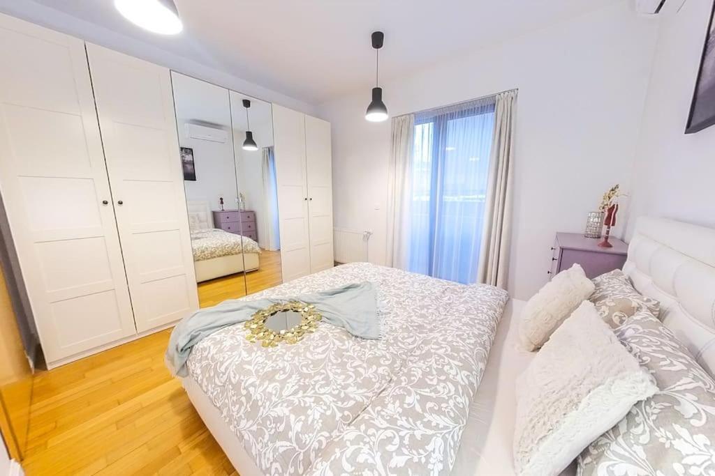 Old Town Spacious Apartment Bukares Bagian luar foto