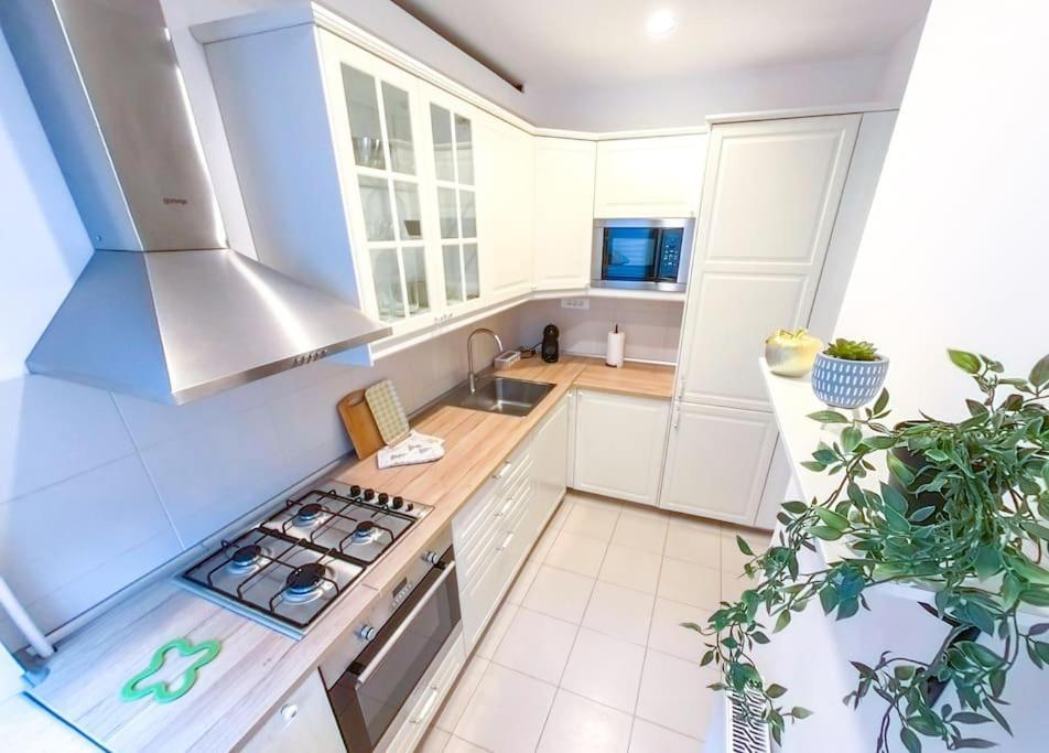 Old Town Spacious Apartment Bukares Bagian luar foto