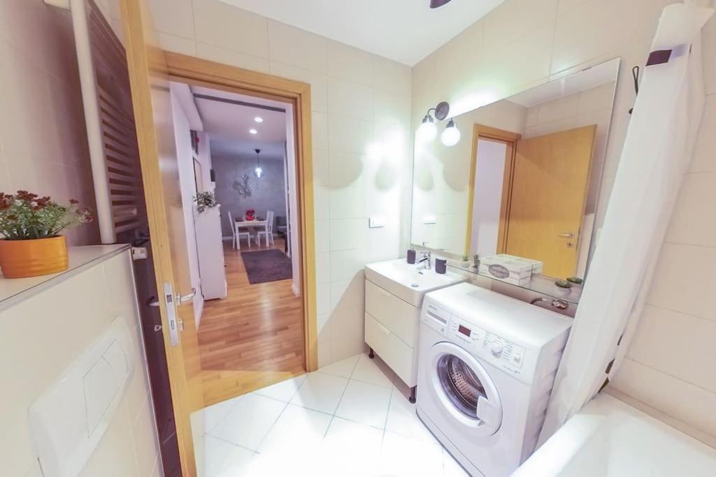 Old Town Spacious Apartment Bukares Bagian luar foto