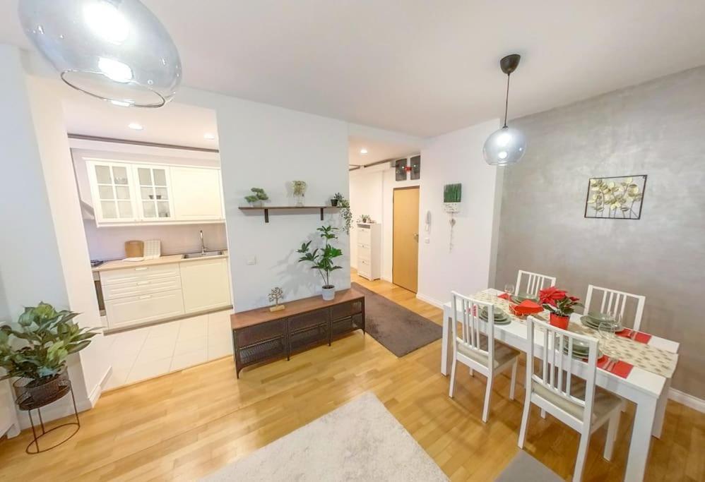 Old Town Spacious Apartment Bukares Bagian luar foto