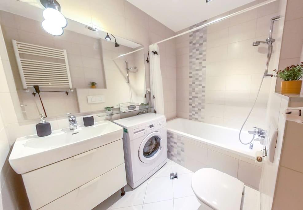 Old Town Spacious Apartment Bukares Bagian luar foto