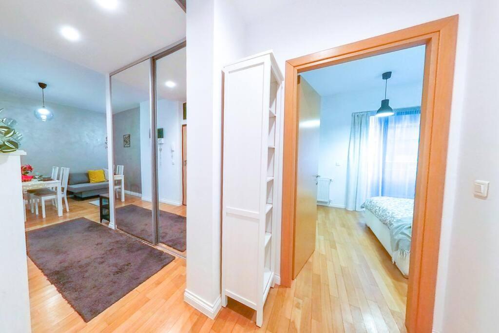 Old Town Spacious Apartment Bukares Bagian luar foto