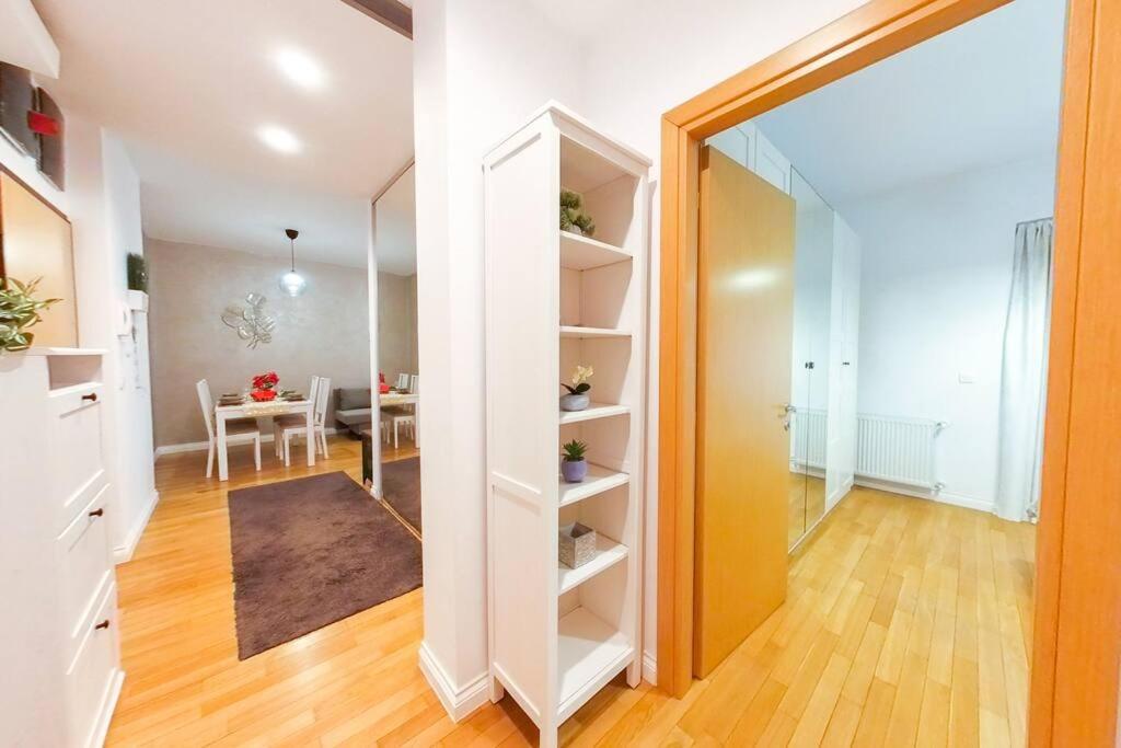 Old Town Spacious Apartment Bukares Bagian luar foto