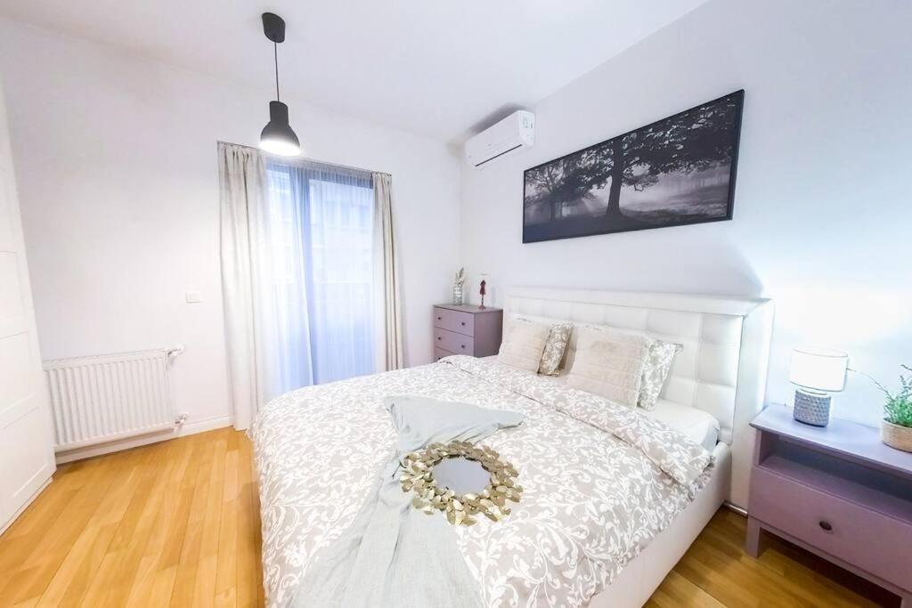 Old Town Spacious Apartment Bukares Bagian luar foto
