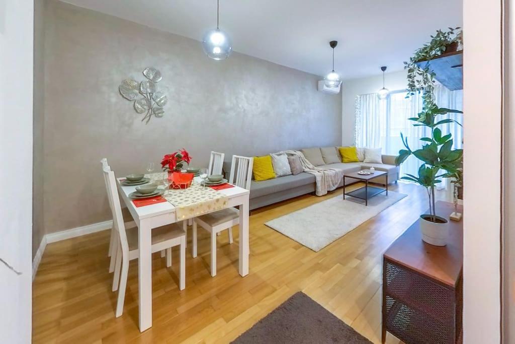 Old Town Spacious Apartment Bukares Bagian luar foto